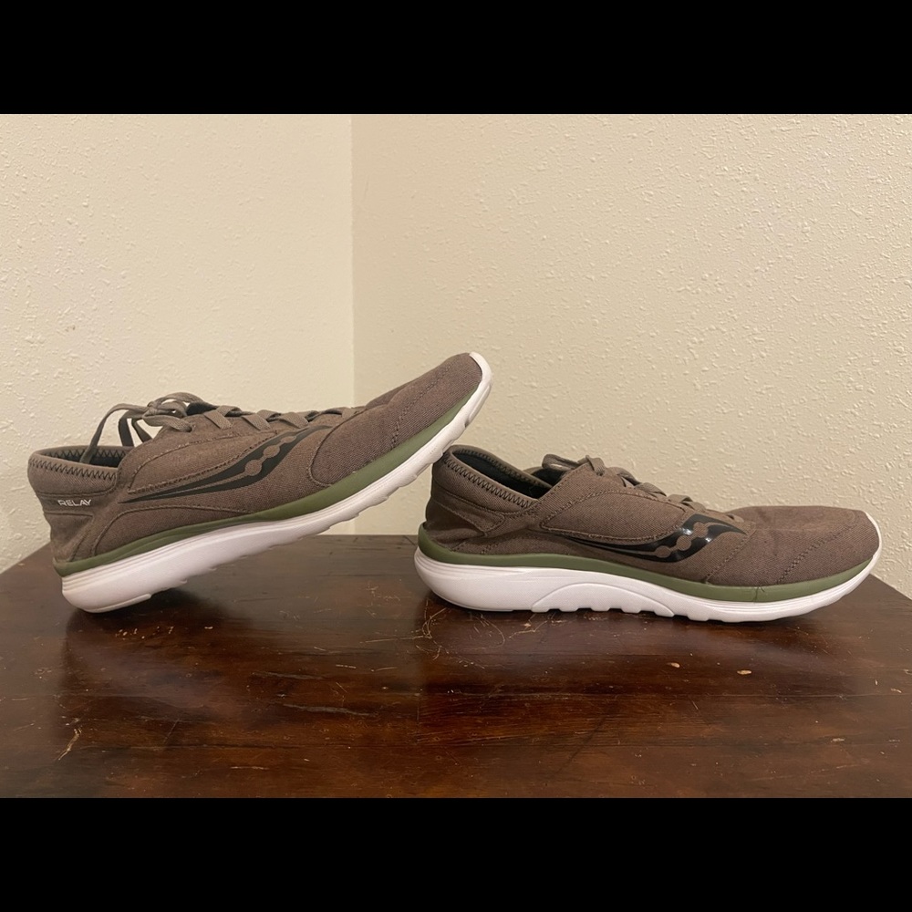 Saucony Kineta Relay Running Shoes Men’s Size 13 Beige light weight running.